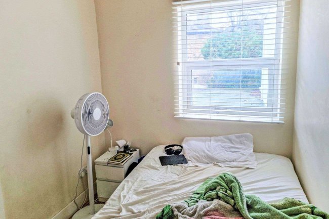 81 Catford Hill, Catford, London SE6 4PW 3