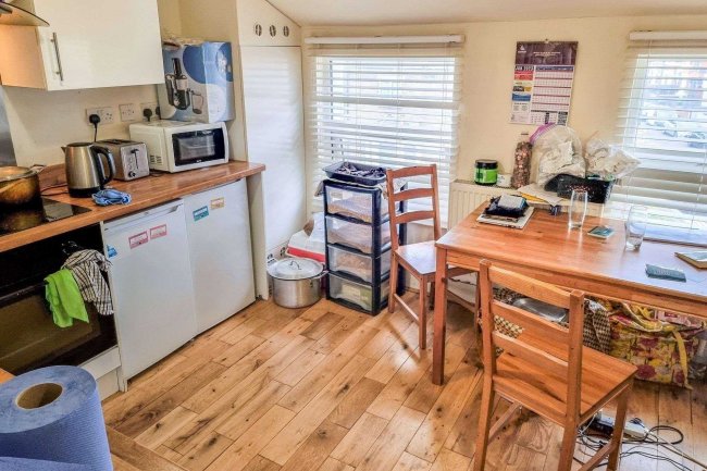 81 Catford Hill, Catford, London SE6 4PW 3