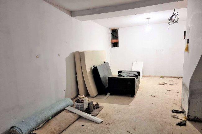 81 Catford Hill, Catford, London SE6 4PW 3