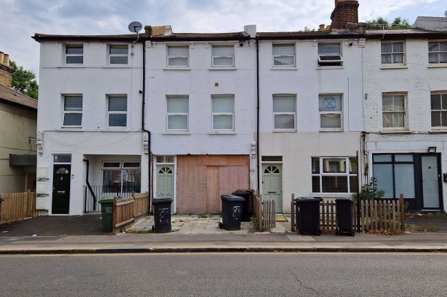 81 Catford Hill, Catford, London SE6 4PW 3