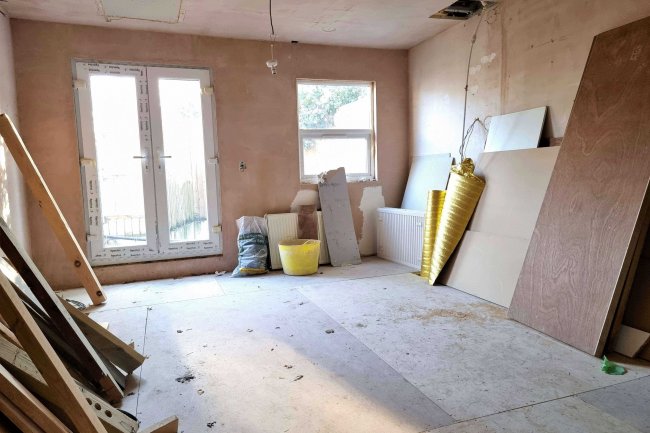 81 Catford Hill, Catford, London SE6 4PW 3