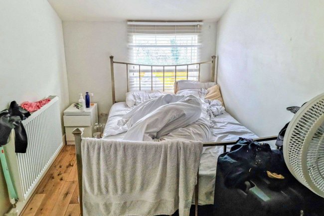 81 Catford Hill, Catford, London SE6 4PW 3