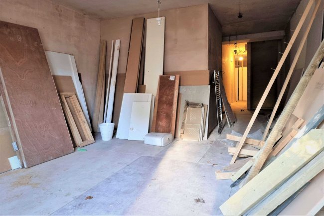 81 Catford Hill, Catford, London SE6 4PW 3