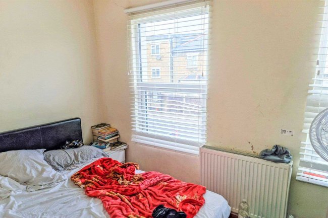 81 Catford Hill, Catford, London SE6 4PW 3