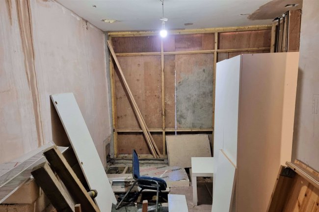 81 Catford Hill, Catford, London SE6 4PW 3