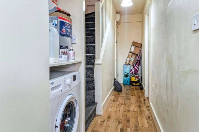 81 Catford Hill, Catford, London SE6 4PW 3