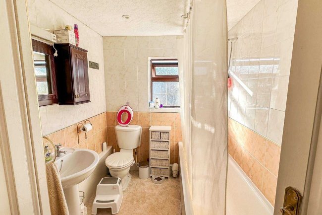 16 York Street, Hackbridge CR4 4JY 3