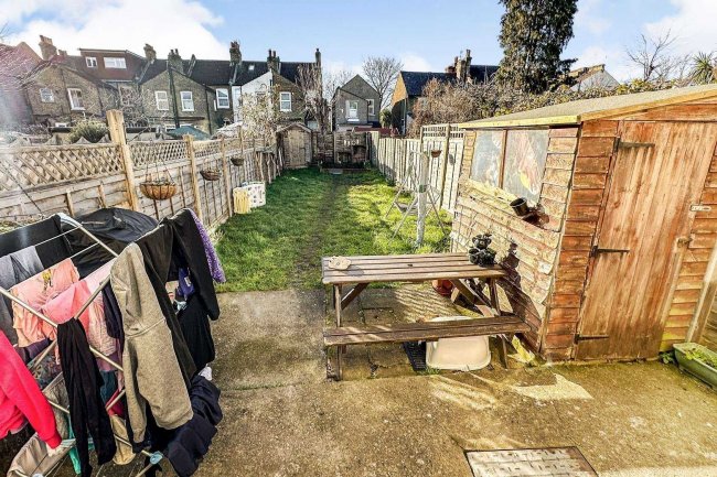 16 York Street, Hackbridge CR4 4JY 3