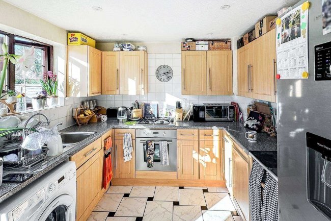 16 York Street, Hackbridge CR4 4JY 3