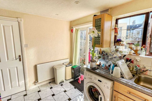 16 York Street, Hackbridge CR4 4JY 3