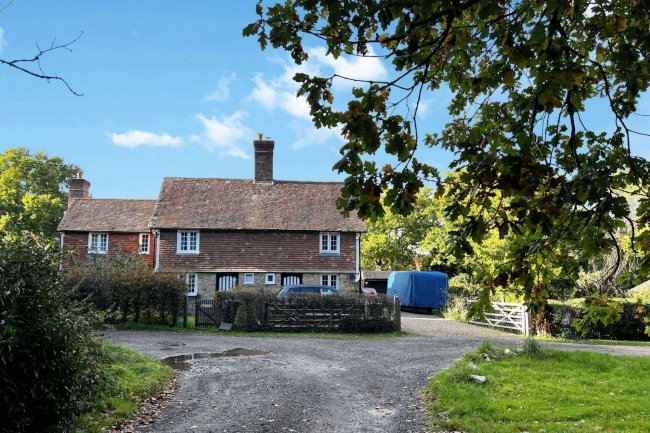 2 Blackham Court Farm Cottages, East Sussex TN7 4DB
 6