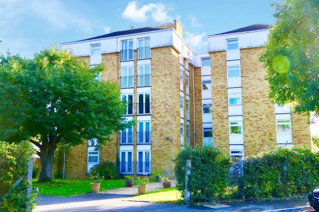 2 Dorchester Court, Greenlands Road, Staines TW18 4LS 5