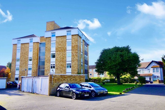 2 Dorchester Court, Greenlands Road, Staines TW18 4LS 5