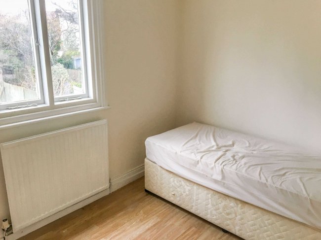 76 Catford Hill, London SE6 4PU 9