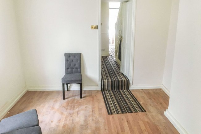 76 Catford Hill, London SE6 4PU 9