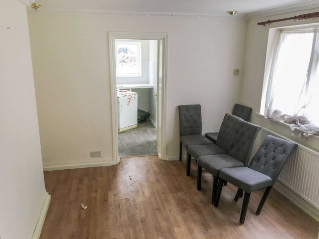 76 Catford Hill, London SE6 4PU 9