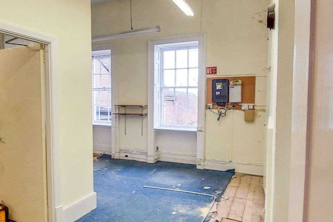 73 High Street, Lymington, Hampshire SO41 9AL 10