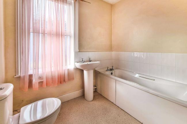 228 Lymington Road, Torquay, Devon TQ1 4AR 5