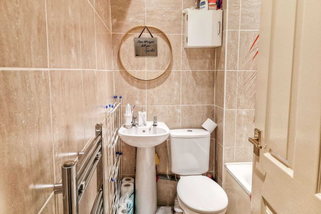 17D Rosendale Road, London SE21 8DS 3