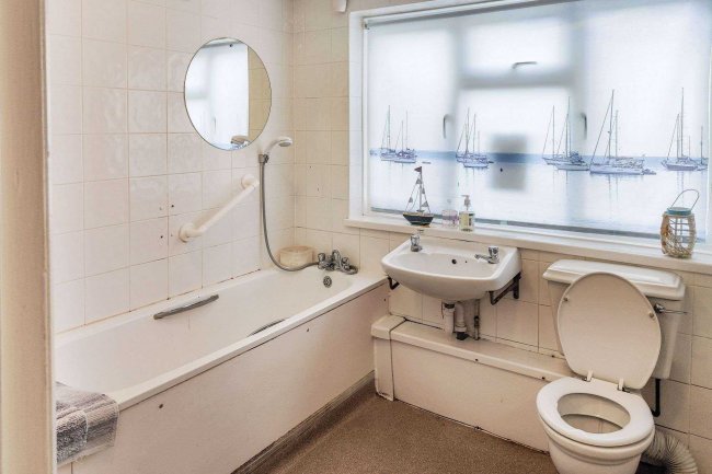 Ivydene, 133 Harwich Road, Little Oakley, Harwich, CO12 5EB 8