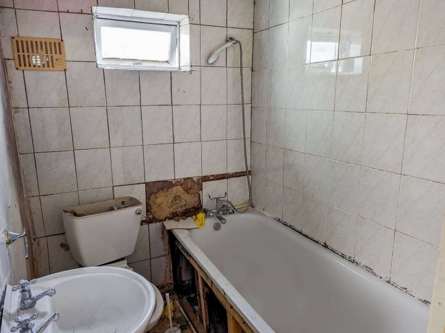 2 Dunkeld Road, Thornton Heath, London SE25 6QH
 3