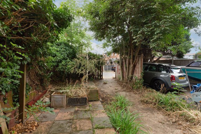 178 Staines Road East, Sunbury-on-Thames, Surrey, TW16 5AY 8