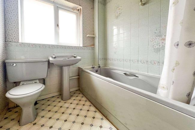 76 Hunts Cross Avenue, Woolton, Liverpool, L25 5NX
 9