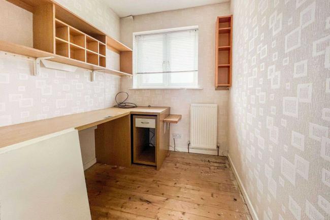 76 Hunts Cross Avenue, Woolton, Liverpool, L25 5NX
 9