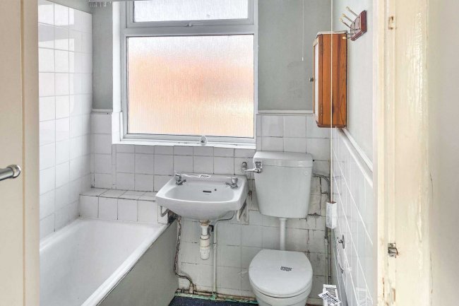 52 Northcroft, Slough, Berkshire, SL2 1HR 7