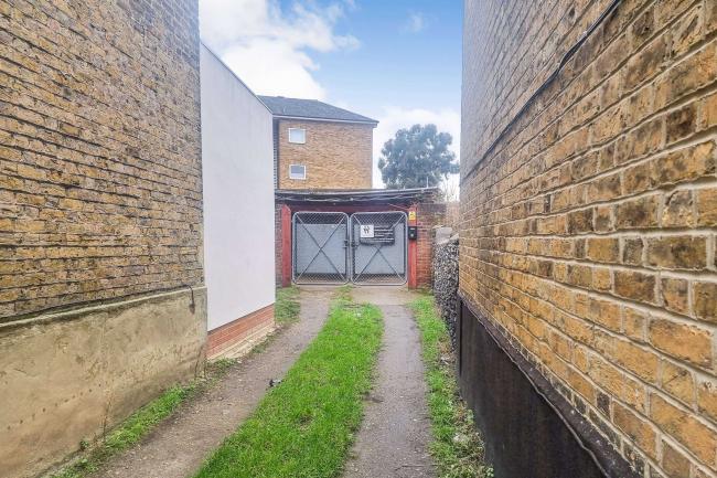 Garage premises at the rear of 24-26, Salisbury Road, Gravesend DA11 7DE 8