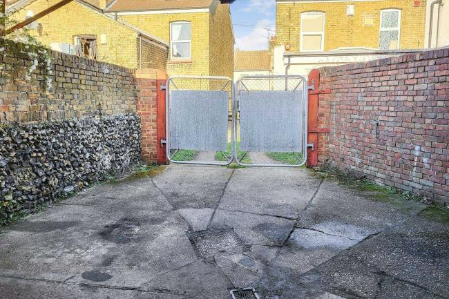 Garage premises at the rear of 24-26, Salisbury Road, Gravesend DA11 7DE 8