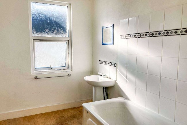 Flat D, 21 Valkyrie Road, Westcliff-On-Sea, Essex, SS0 8BY 7