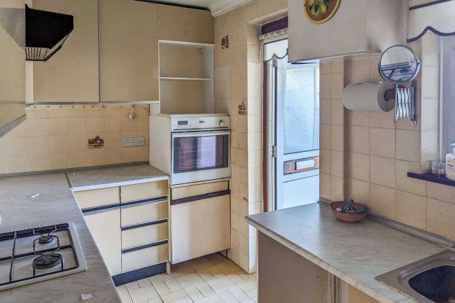 3 Moore Avenue, Tilbury, Essex, RM18 8DS 9