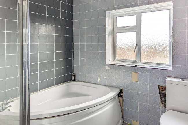 40 Shepherds Way, South Croydon, Surrey, CR2 8HS 4