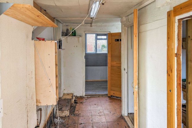 40 Shepherds Way, South Croydon, Surrey, CR2 8HS 4