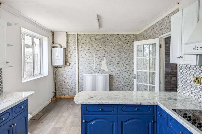 40 Shepherds Way, South Croydon, Surrey, CR2 8HS 4