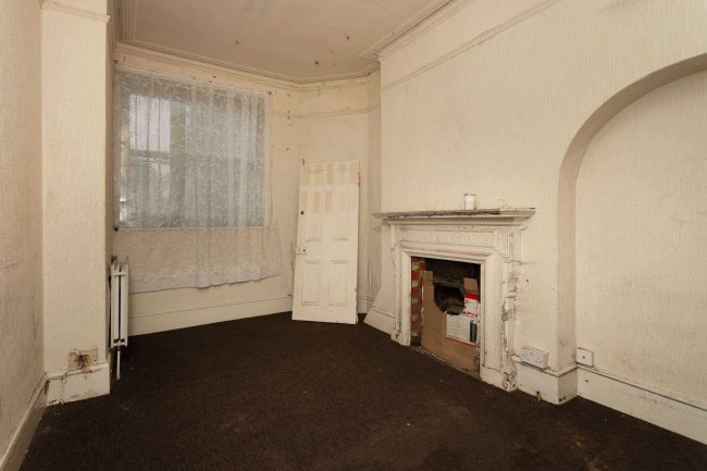 Sir Robert Peel, 16 Hillingdon Street, Walworth, London SE17 3UF 7