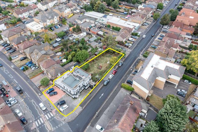 Durham Arms, 101 Brentwood Road, Romford, RM1 2EH  6