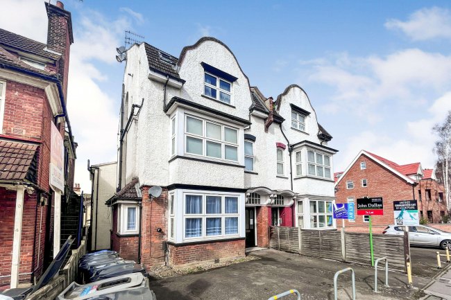 Flat 6, 35 Chatsworth Road, Croydon, CR0 1HE 3