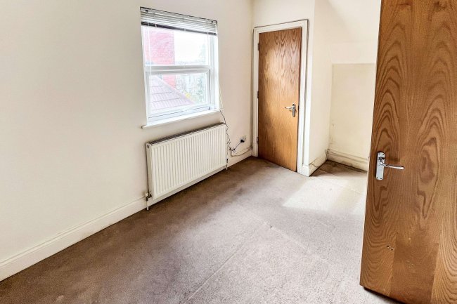 Flat 6, 35 Chatsworth Road, Croydon, CR0 1HE 3