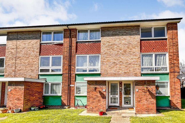 93 Shepherds Close, Romford, Essex, RM6 5AJ 3