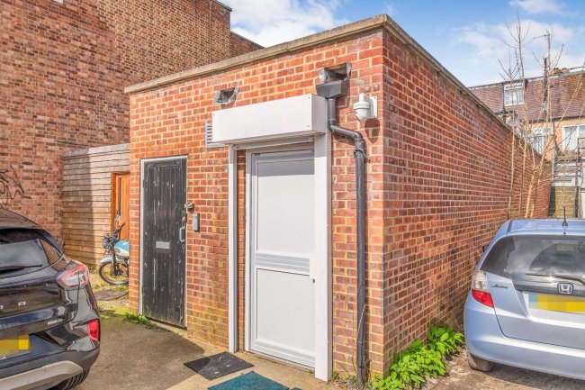 31 Peach Street, Wokingham, Berkshire RG40 1XJ 3