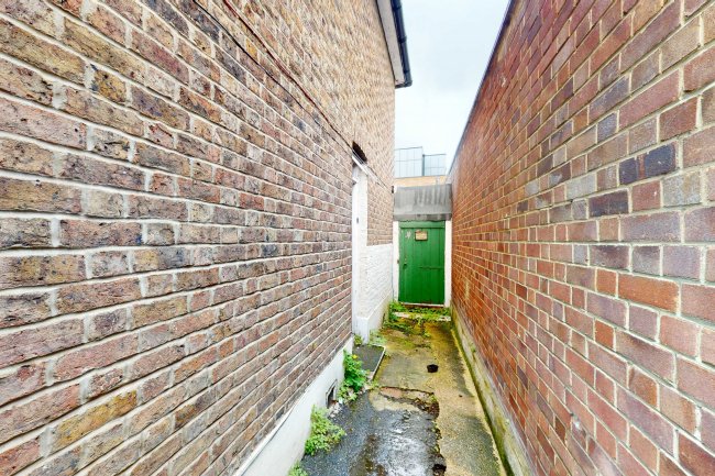 7 Farley Place, London, SE25 5JR 8