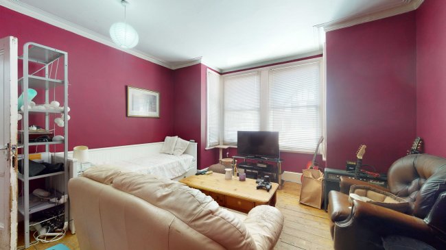 10 Avenue Road, Staines-upon-Thames, TW18 3AW 1