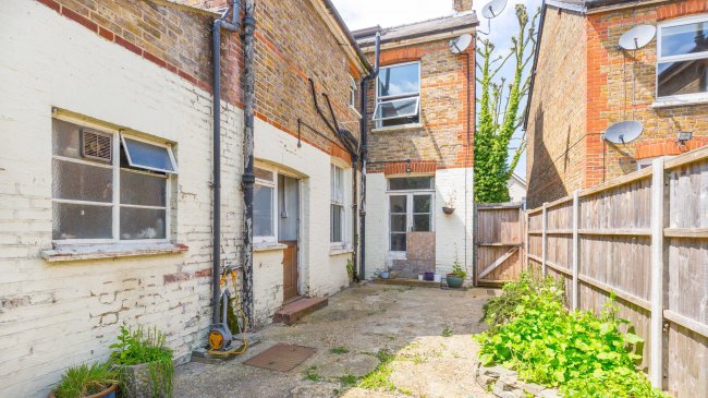 10 Avenue Road, Staines-upon-Thames, TW18 3AW 1