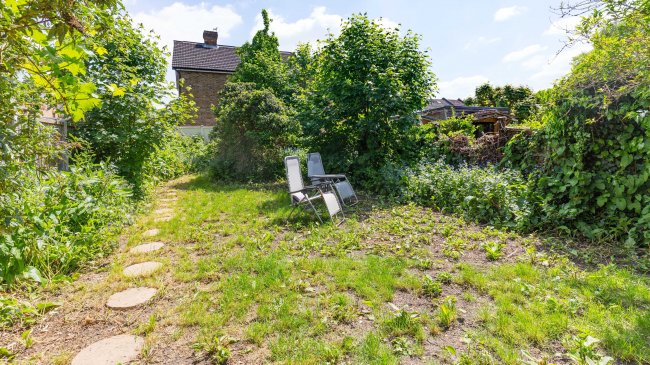 10 Avenue Road, Staines-upon-Thames, TW18 3AW 1