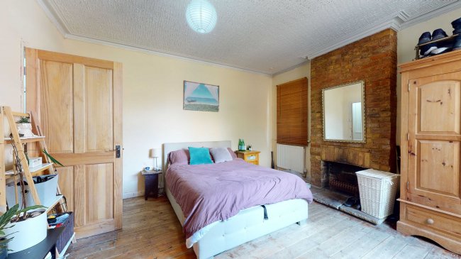 10 Avenue Road, Staines-upon-Thames, TW18 3AW 1