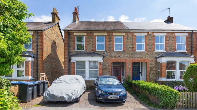 10 Avenue Road, Staines-upon-Thames, TW18 3AW 1