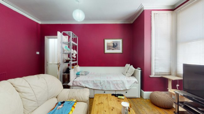 10 Avenue Road, Staines-upon-Thames, TW18 3AW 1