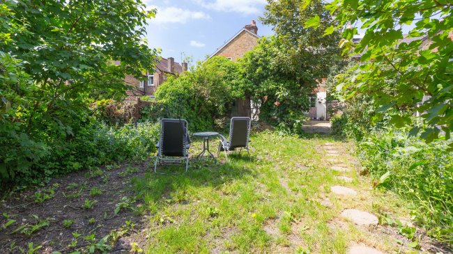 10 Avenue Road, Staines-upon-Thames, TW18 3AW 1